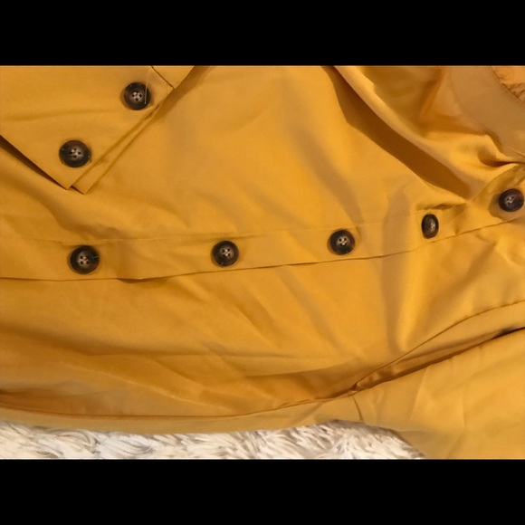 Button detail ruffle neck blouse - Picture 6 of 6